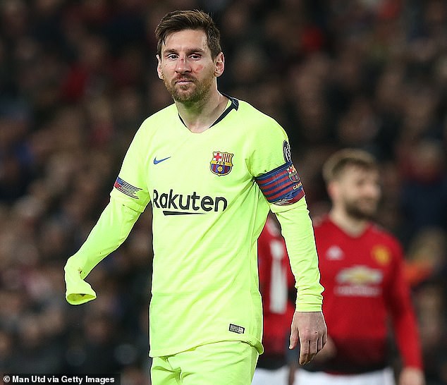 Xem lại cảnh Messi bị đấm không trượt phát nào trận gặp Man Utd - Ảnh 1.