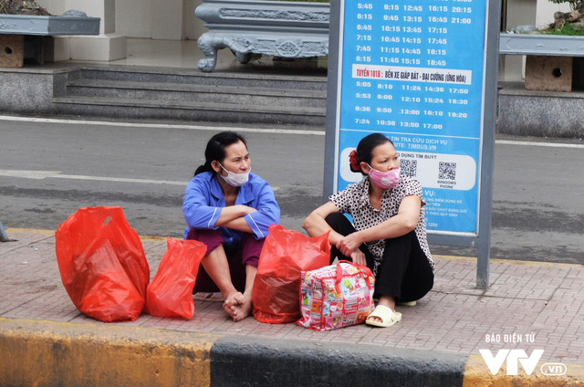 Kết thúc nghỉ lễ Giỗ Tổ Hùng Vương, người dân nườm nượp trở lại Hà Nội - Ảnh 10.