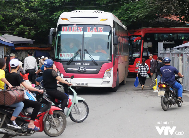 Kết thúc nghỉ lễ Giỗ Tổ Hùng Vương, người dân nườm nượp trở lại Hà Nội - Ảnh 4.