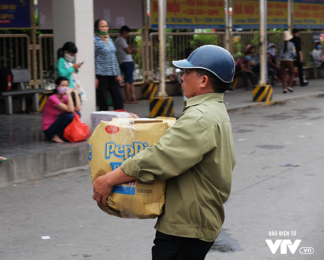 Kết thúc nghỉ lễ Giỗ Tổ Hùng Vương, người dân nườm nượp trở lại Hà Nội - Ảnh 7.