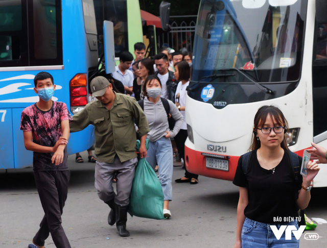 Kết thúc nghỉ lễ Giỗ Tổ Hùng Vương, người dân nườm nượp trở lại Hà Nội - Ảnh 6.