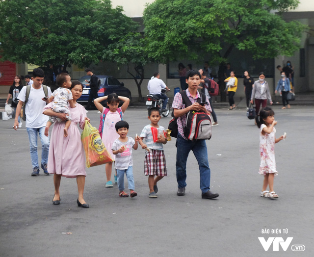 Kết thúc nghỉ lễ Giỗ Tổ Hùng Vương, người dân nườm nượp trở lại Hà Nội - Ảnh 8.