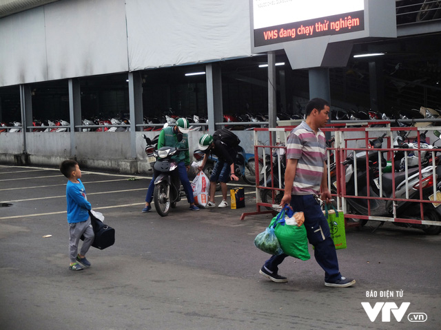 Kết thúc nghỉ lễ Giỗ Tổ Hùng Vương, người dân nườm nượp trở lại Hà Nội - Ảnh 9.