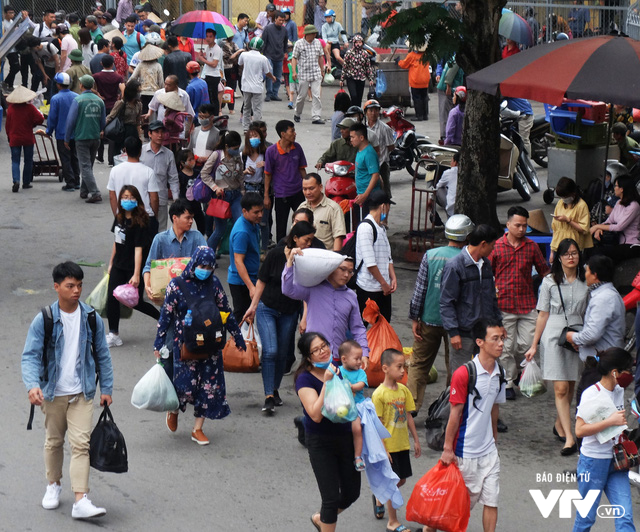 Kết thúc nghỉ lễ Giỗ Tổ Hùng Vương, người dân nườm nượp trở lại Hà Nội - Ảnh 5.