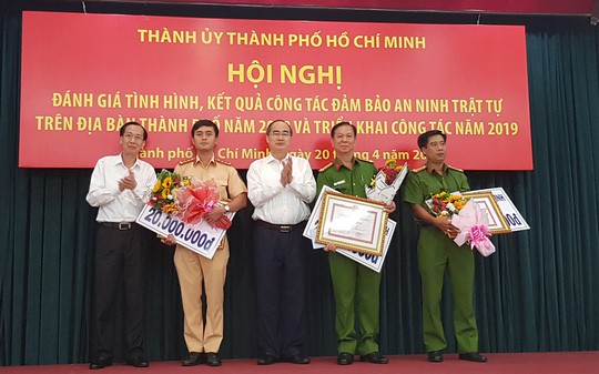 Thưởng nóng cho công an TP.HCM phá vụ vận chuyển 1,1 tấn ma túy - Ảnh 1.