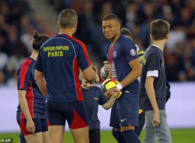 PSG tôn vinh Nhà thờ Đức Bà Paris trên áo trong ngày chính thức vô địch - Ảnh 2.