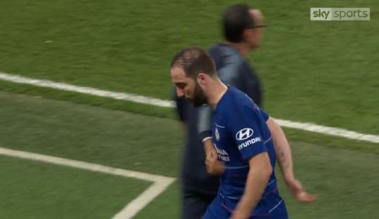 Higuain điên tiết với HLV Sarri vì phải nhường chỗ cho Olivier Giroud - Ảnh 1.