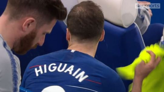 Higuain điên tiết với HLV Sarri vì phải nhường chỗ cho Olivier Giroud - Ảnh 2.