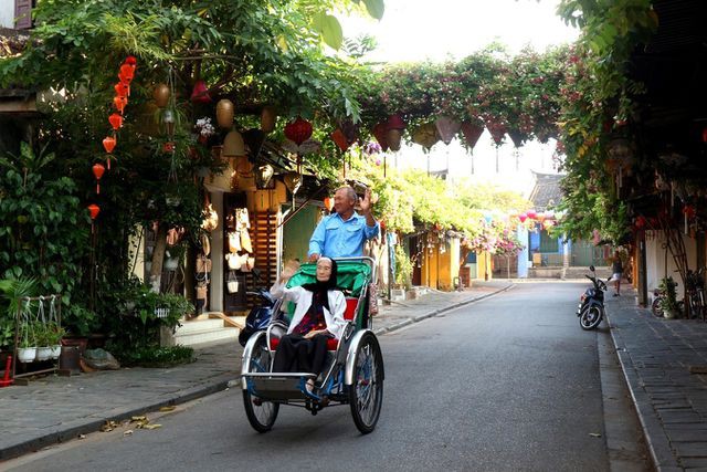 Hội An đẹp nao lòng khi trăm hoa khoe sắc chào hè - Ảnh 2.