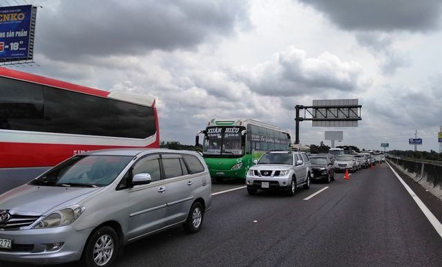 8 ô tô tông liên hoàn, cao tốc TP.HCM - Trung Lương ùn tắc hơn 10km - Ảnh 1.