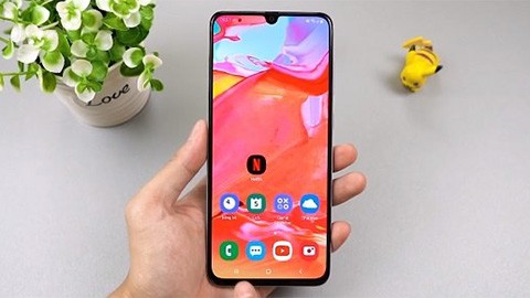 Samsung trình làng Galaxy A70 màn hình siêu lớn, giá 9,3 triệu đồng - Ảnh 1. Samsung trình làng Galaxy A70 màn hình siêu lớn, giá 9,3 triệu đồng - Ảnh 1.