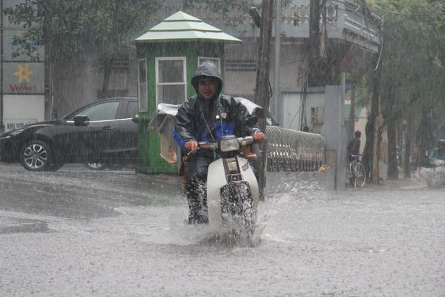 Mưa lớn, một số tuyến phố Hà Nội ngập sâu trong nước - Ảnh 1.