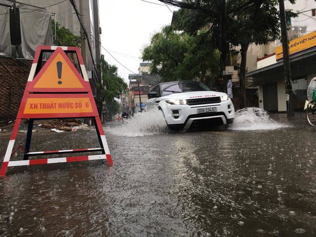 Mưa lớn, một số tuyến phố Hà Nội ngập sâu trong nước - Ảnh 2.