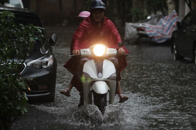 Mưa lớn, một số tuyến phố Hà Nội ngập sâu trong nước - Ảnh 4.