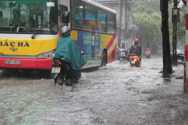 Mưa lớn, một số tuyến phố Hà Nội ngập sâu trong nước - Ảnh 5.