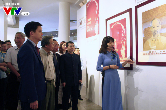 Ch&acirc;n dung Hồ Ch&iacute; Minh &ndash; G&oacute;c nh&igrave;n từ tranh cổ động (1969 &ndash; 2011): Khắc họa l&ecirc;n ch&acirc;n dung vị Cha gi&agrave; d&acirc;n tộc đầy b&igrave;nh dị - Ảnh 13.