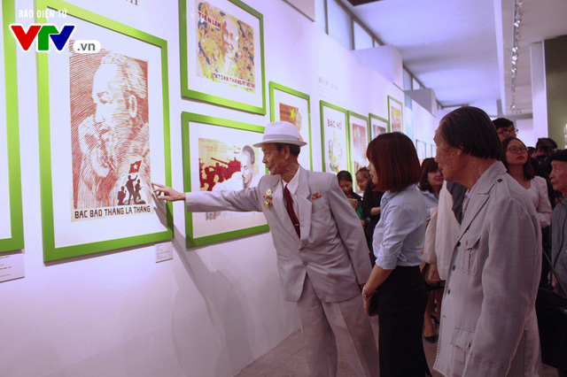 Ch&acirc;n dung Hồ Ch&iacute; Minh &ndash; G&oacute;c nh&igrave;n từ tranh cổ động (1969 &ndash; 2011): Khắc họa l&ecirc;n ch&acirc;n dung vị Cha gi&agrave; d&acirc;n tộc đầy b&igrave;nh dị - Ảnh 7.