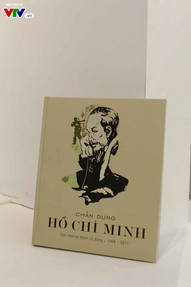 Ch&acirc;n dung Hồ Ch&iacute; Minh &ndash; G&oacute;c nh&igrave;n từ tranh cổ động (1969 &ndash; 2011): Khắc họa l&ecirc;n ch&acirc;n dung vị Cha gi&agrave; d&acirc;n tộc đầy b&igrave;nh dị - Ảnh 1.