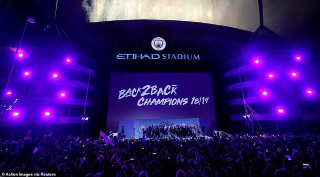 Hình ảnh ấn tượng trong ngày Man City đăng quang Ngoại hạng Anh mùa giải 2018/ 2019 - Ảnh 12.