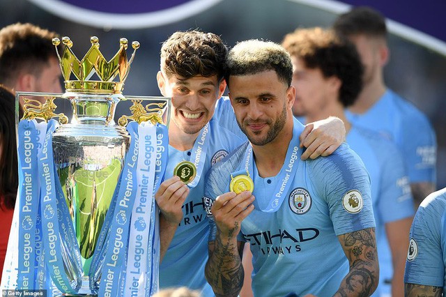 Hình ảnh ấn tượng trong ngày Man City đăng quang Ngoại hạng Anh mùa giải 2018/ 2019 - Ảnh 6.