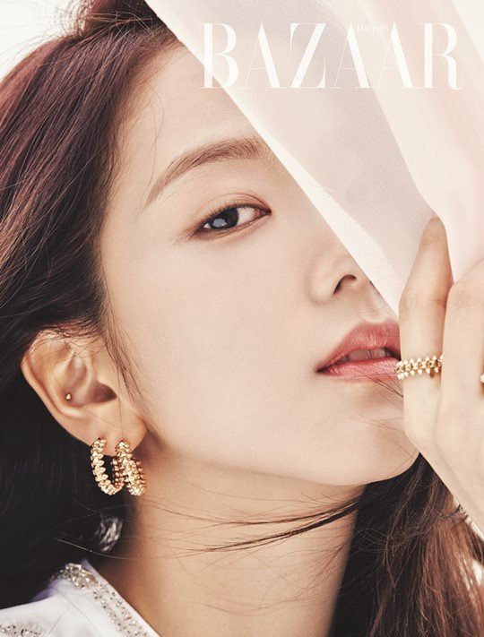 BlackPink Jisoo đẹp hút hồn trên Harpers Bazaar - Ảnh 3.