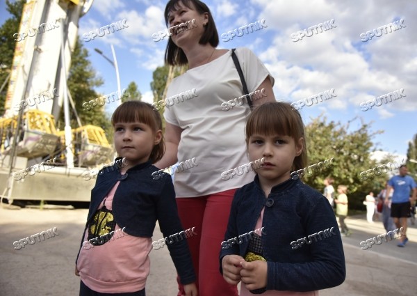 Th&uacute; vị Ng&agrave;y hội song sinh ở Crimea - Ảnh 2.