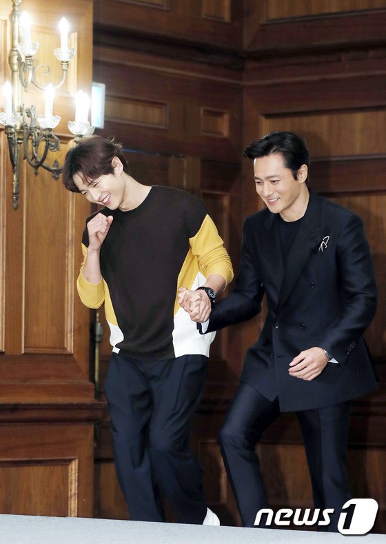 Song Joong Ki tình cảm bên Jang Dong Gun ra mắt phim mới - Ảnh 5.