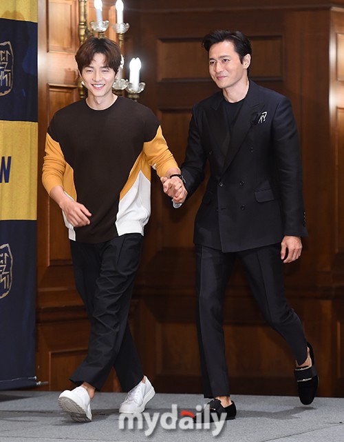 Song Joong Ki tình cảm bên Jang Dong Gun ra mắt phim mới - Ảnh 6.