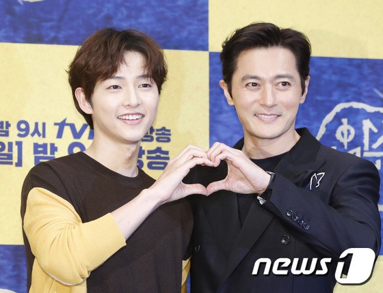 Song Joong Ki tình cảm bên Jang Dong Gun ra mắt phim mới - Ảnh 8.