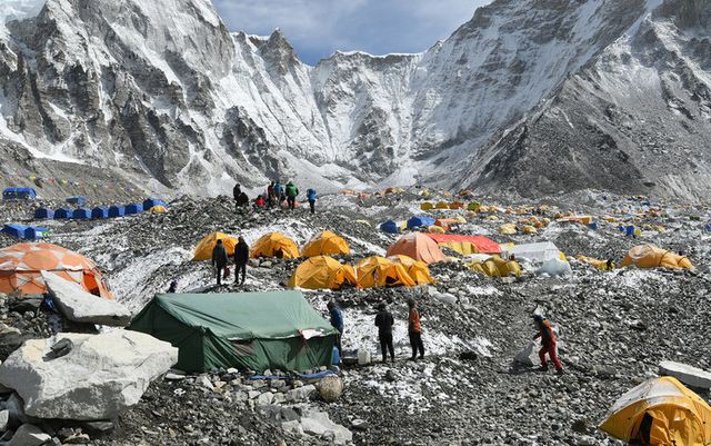 Năm 2019: 11 người chết trên đỉnh Everest và đây là lý do tại sao? - Ảnh 2.