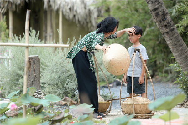 Thần tượng Bolero 2019: Quang Lê làm gãy cầu dừa, ngã nhào xuống bùn vì quá béo - Ảnh 1.