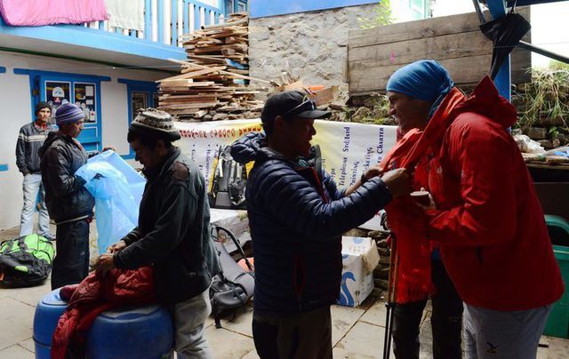 Năm 2019: 11 người chết trên đỉnh Everest và đây là lý do tại sao? - Ảnh 3.