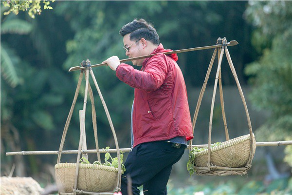 Thần tượng Bolero 2019: Quang Lê làm gãy cầu dừa, ngã nhào xuống bùn vì quá béo - Ảnh 3.