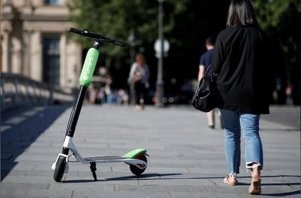 Đi xe scooter trên vỉa hè Pháp sẽ bị phạt 135 Euro - Ảnh 1.
