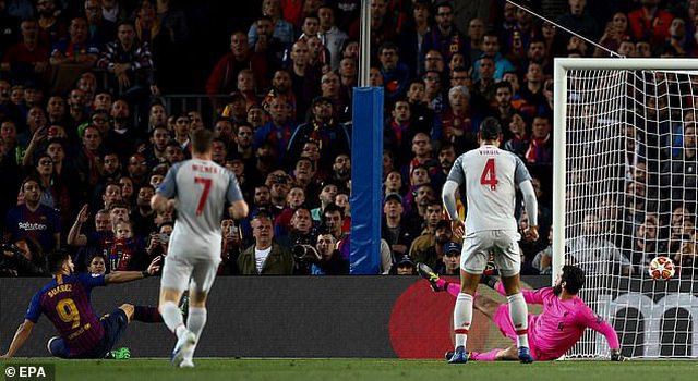 Van Dijk quá tầm thường trong cuộc chiến cá nhân với Messi - Ảnh 1. Van Dijk quá tầm thường trong cuộc chiến cá nhân với Messi - Ảnh 1.