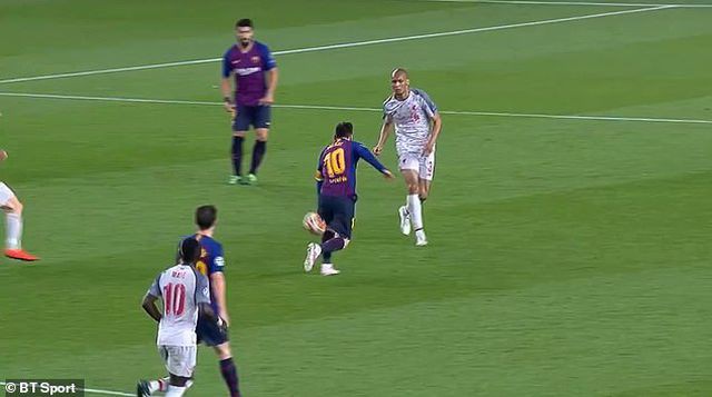 Messi ăn vạ trước khi lập siêu phẩm vào lưới Liverpool? - Ảnh 1. Messi ăn vạ trước khi lập siêu phẩm vào lưới Liverpool? - Ảnh 1.