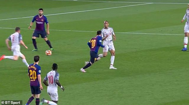 Messi ăn vạ trước khi lập siêu phẩm vào lưới Liverpool? - Ảnh 2. Messi ăn vạ trước khi lập siêu phẩm vào lưới Liverpool? - Ảnh 2.