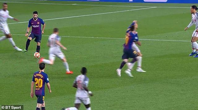 Messi ăn vạ trước khi lập siêu phẩm vào lưới Liverpool? - Ảnh 3. Messi ăn vạ trước khi lập siêu phẩm vào lưới Liverpool? - Ảnh 3.