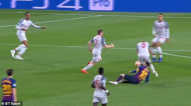 Messi ăn vạ trước khi lập siêu phẩm vào lưới Liverpool? - Ảnh 4. Messi ăn vạ trước khi lập siêu phẩm vào lưới Liverpool? - Ảnh 4.
