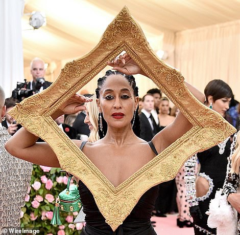 Những bộ cánh thảm hoạ trong Met Gala 2019 - Ảnh 11.