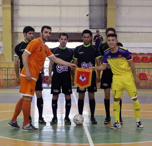 U20 futsal Việt Nam để thua nhà ĐKVĐ châu Á cấp CLB - Ảnh 1.