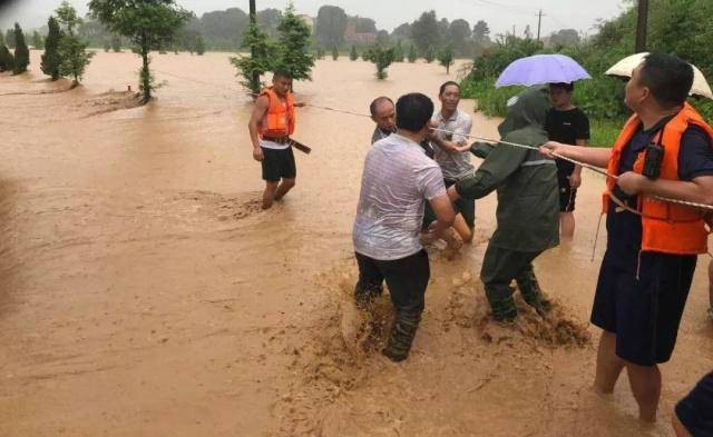 Mưa lớn gây ngập lụt ở miền Nam Trung Quốc - Ảnh 2.