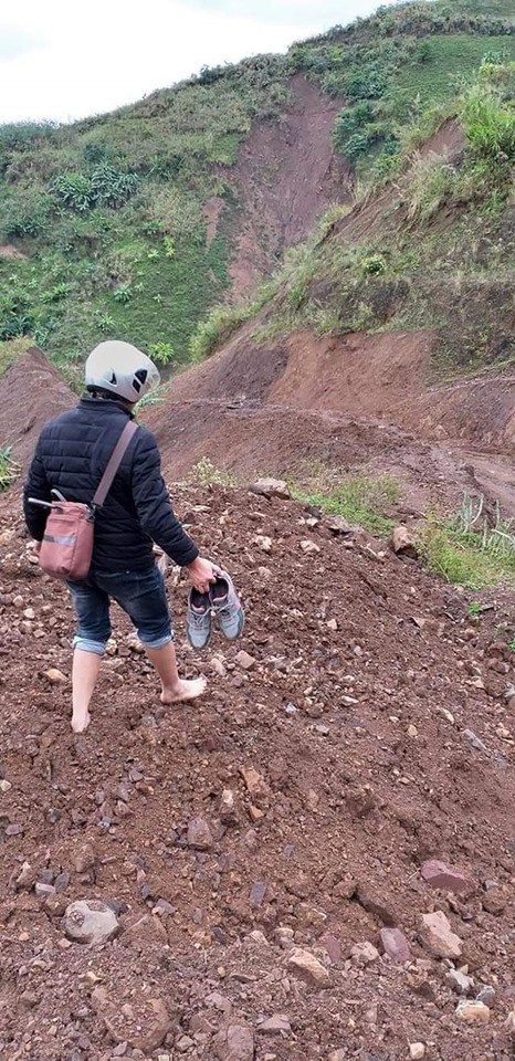 20 năm chẳng quen nổi một cung đường, các thầy cô giáo vùng cao vẫn miệt mài lên lớp - Ảnh 2.