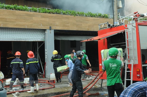 TP.HCM: Cháy công ty lan sang nhà dân - Ảnh 1.