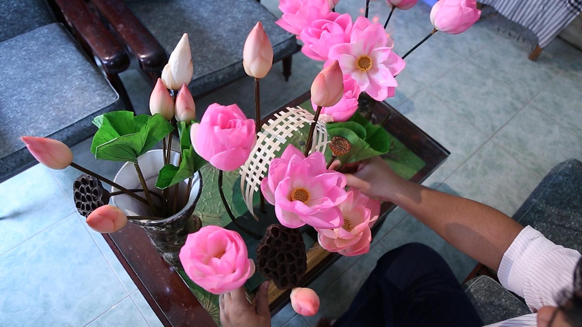 Sản phẩm thủ công từ sen sấy khô hút khách