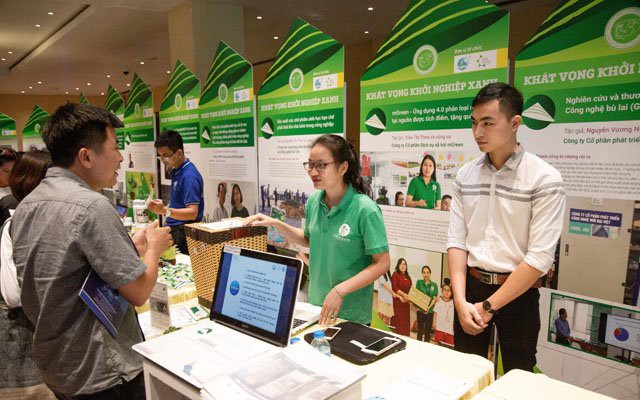 Information on green start-up projects provided on the sidelines of the forum (Photo: UN Women). 