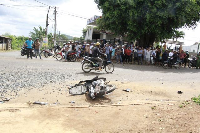 Đắk Lắk: Xe tải gây tai nạn liên hoàn khiến 2 người thương vong, 600 hộ dân mất điện - Ảnh 2.