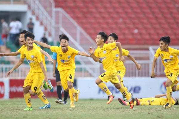 Thắng U15 Thanh Hóa trong loạt sút luân lưu, U15 SLNA bảo vệ thành công ngôi vô địch giải bóng đá U15 Quốc gia - Ảnh 3.