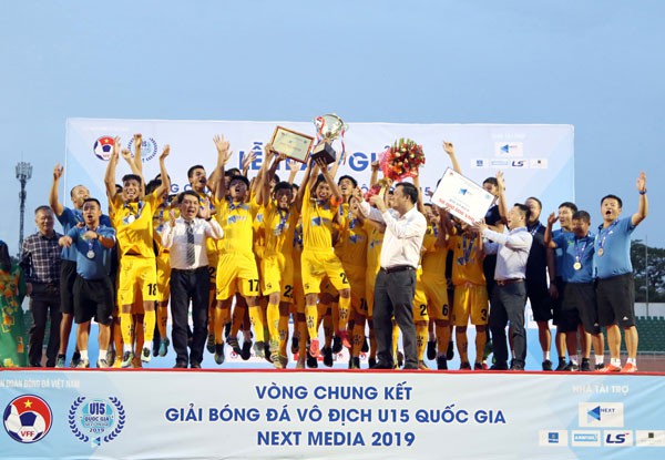 Thắng U15 Thanh Hóa trong loạt sút luân lưu, U15 SLNA bảo vệ thành công ngôi vô địch giải bóng đá U15 Quốc gia - Ảnh 4.