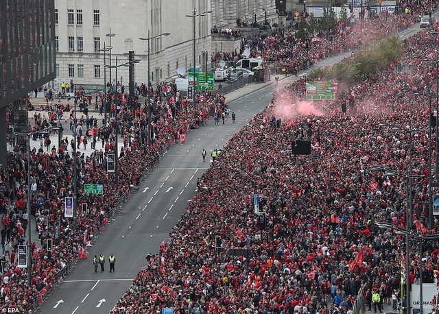 ẢNH: Thành phố Liverpool nhuộm sắc đỏ ngày đón tân vương Champions League - Ảnh 1.